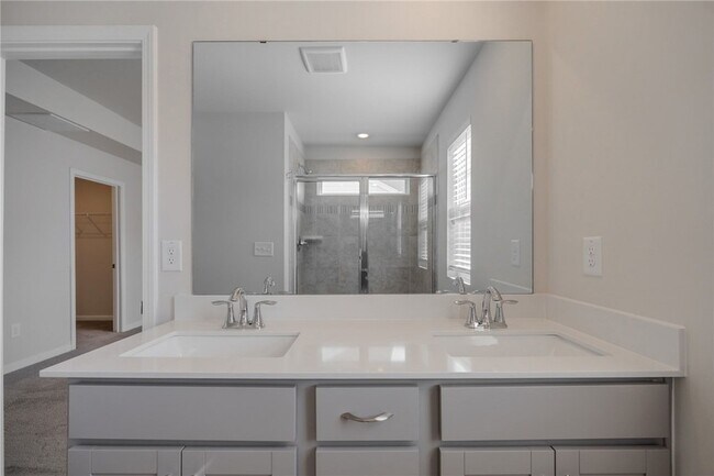 Building Photo - 14 Loebner Ln