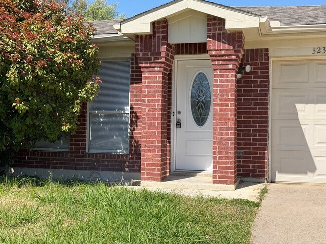 Building Photo - 323 Moss Hill Dr