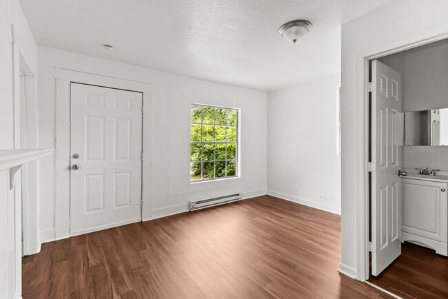 Building Photo - Charming and Newly Renovated 3 Bedroom 1 B...