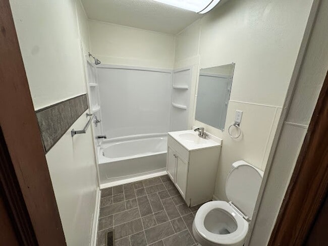 Building Photo - 3 Bedroom 2 Bathroom Home Located in Bluff City, TN