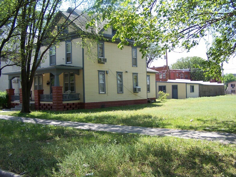 Building Photo - 833 Topeka