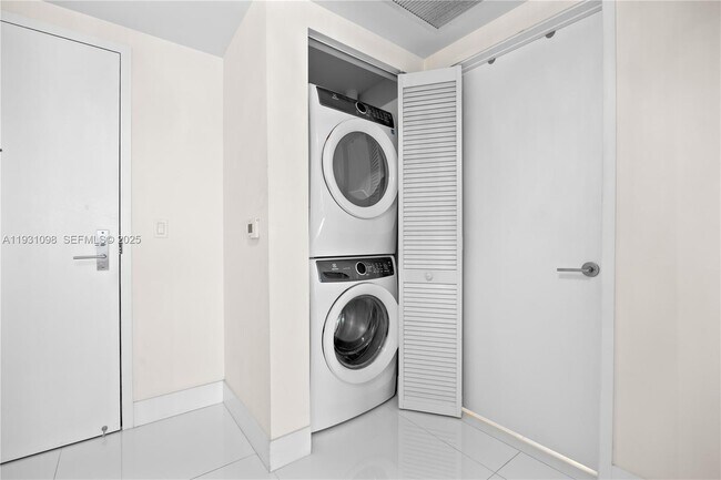 Building Photo - 300 Sunny Isles Blvd