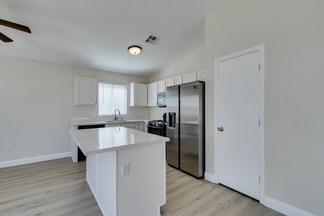 Building Photo - Stunning 3 bedroom, 2 bathroom house located in Silverado Ranch.