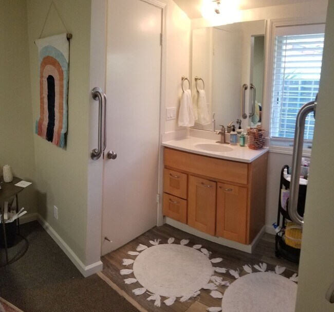 Building Photo - Immaculate 5 Bedroom 3 bath home with beautiful hill views!