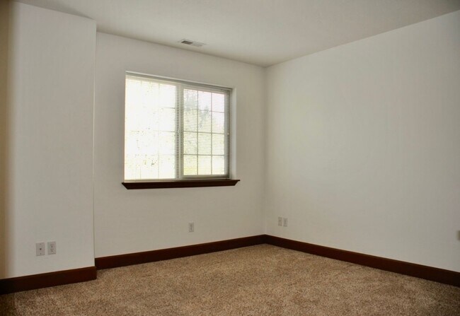 Building Photo - 3 bed 2.5 bath Townhome with A/C & gas fireplace