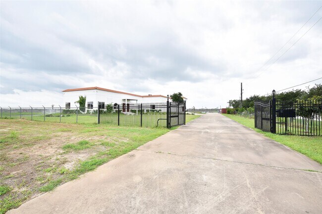 Building Photo - 6602 Rohan Rd