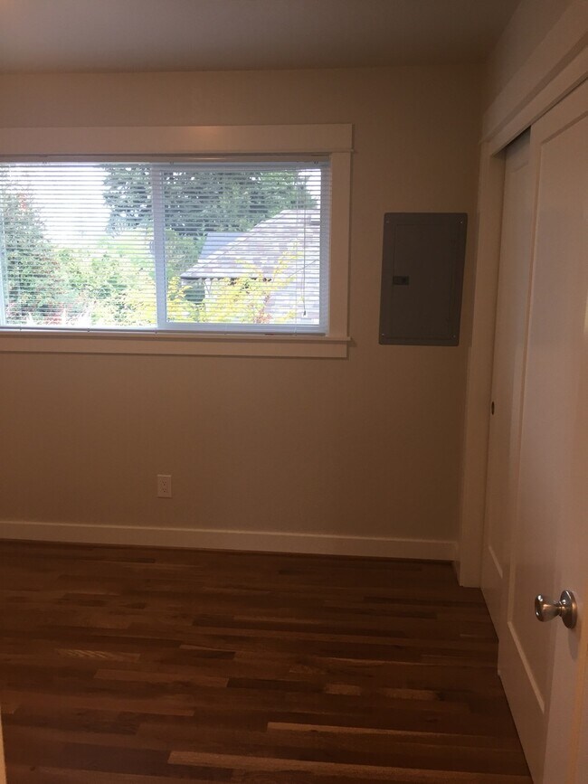 Building Photo - New Modern Remodel 2br Hardwoods Quartz DW...