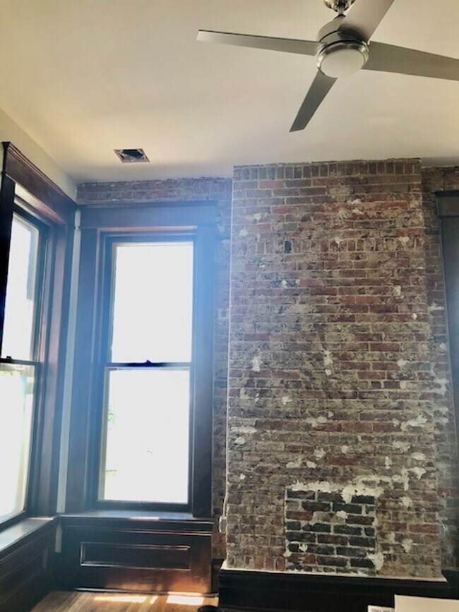Building Photo - 1347 Park St