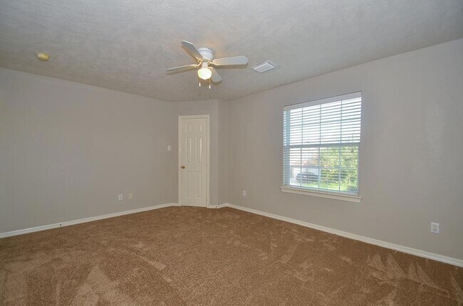 Building Photo - 5961 Whispering Lakes Dr