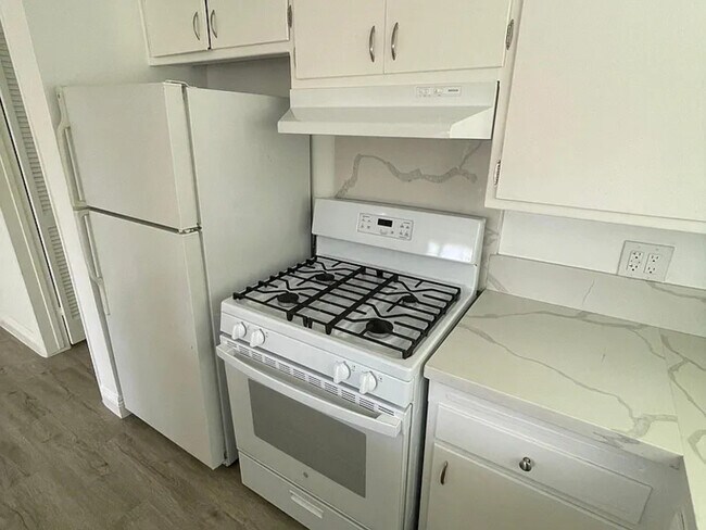 Building Photo - 508 S Catalina Ave