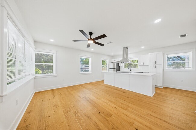Building Photo - 1827 Fernando Dr