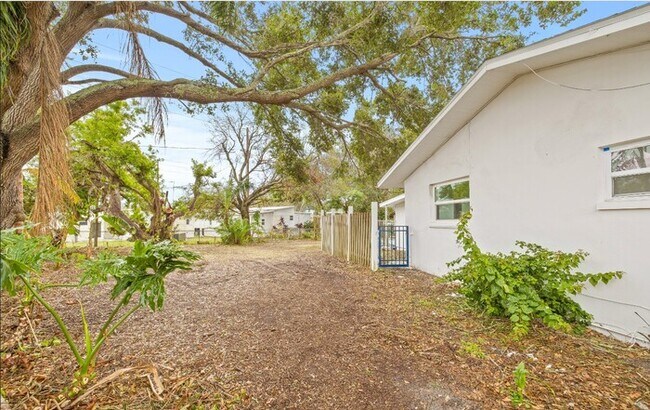 Building Photo - Home For Rent in Clearwater Manor!