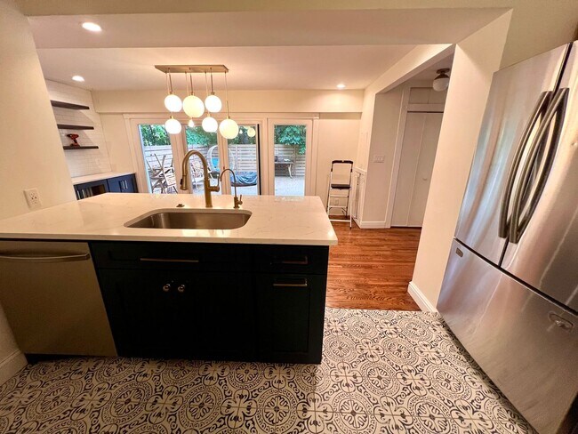 Building Photo - Pittsburgh - 3 Bedroom 1.5 Bathroom - Upda...