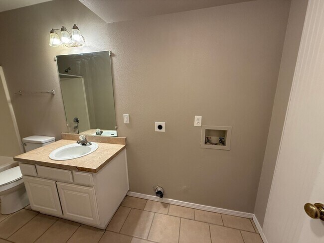 Building Photo - 3 bedroom Two Story Duplex!