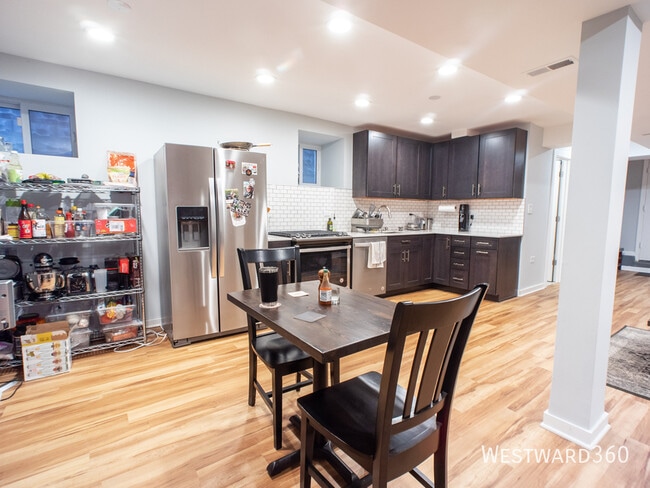 Building Photo - 2611 W Cortland St