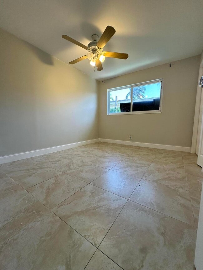 Building Photo - 5605 SW 24th Ave