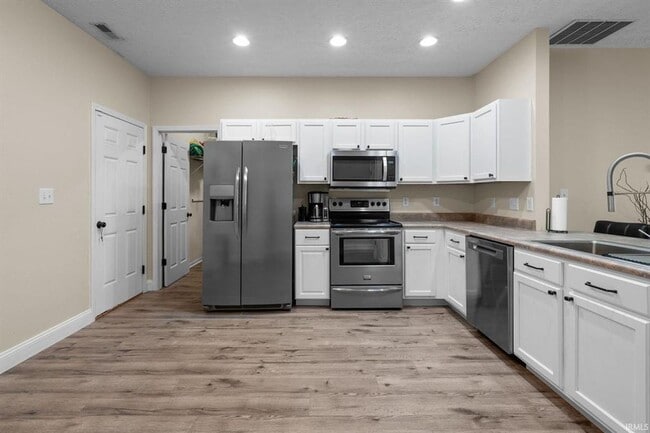 Building Photo - 3BR + Den + Biggest Fenced Yard in Neighbo...