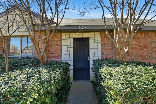 Building Photo - 1234 Roan Dr