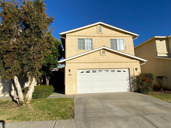 Building Photo - Beautiful 3 Bedrooms in Granite Hills