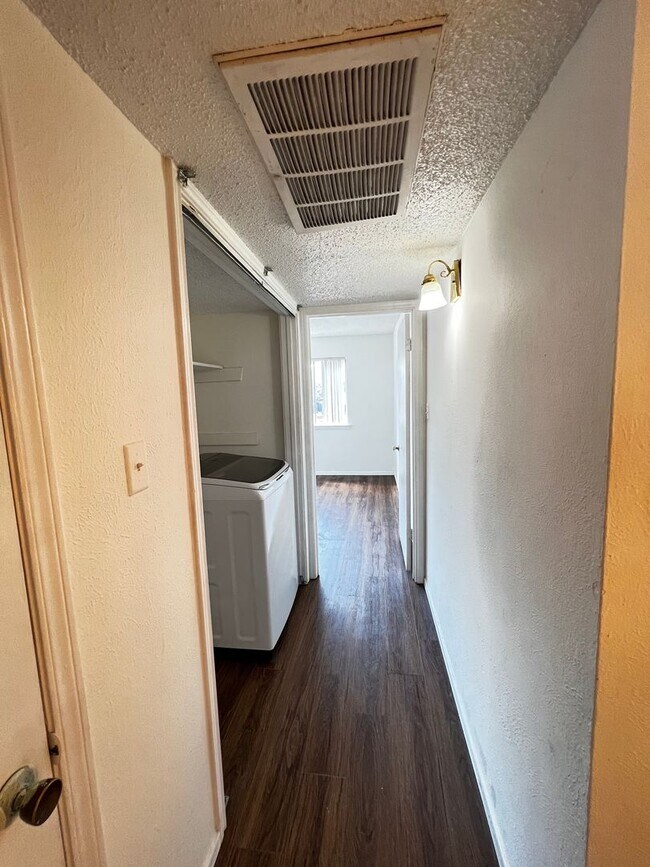 Building Photo - Location! Location! Location! Lovely 2-Story Townhouse