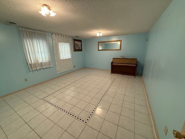 Building Photo - Spacious 4-Bedroom, 3-Bath Home in a Desir...