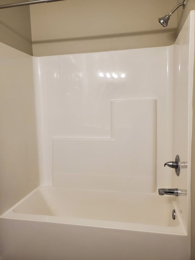 Building Photo - 2 bed, 1.5 bath Townhouse