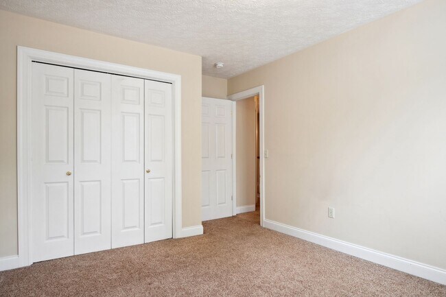 Building Photo - 3 bed/ 2 1/2 Bath.  Pet Friendly. Off Stre...