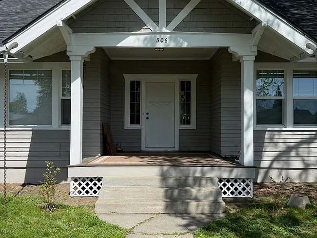 Building Photo - This remodeled 3-bedroom, 2-bath home
