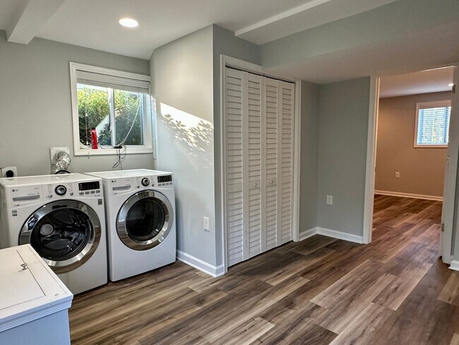 Building Photo - 5 Bedrooms 3 Bathrooms! Parking! Pets Welc...