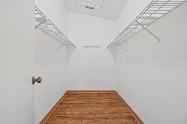 Building Photo - This beautifully maintained 2-bedroom, 2-bath 3rd Floor unit in Lake Wylie Woods is a Gem!