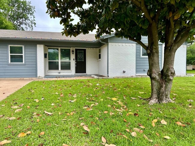 Building Photo - Located in the HEART of Burleson!