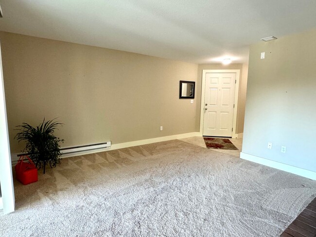 Building Photo - 2 Bed, 2 Bath Unit in desired Gold Pointe ...