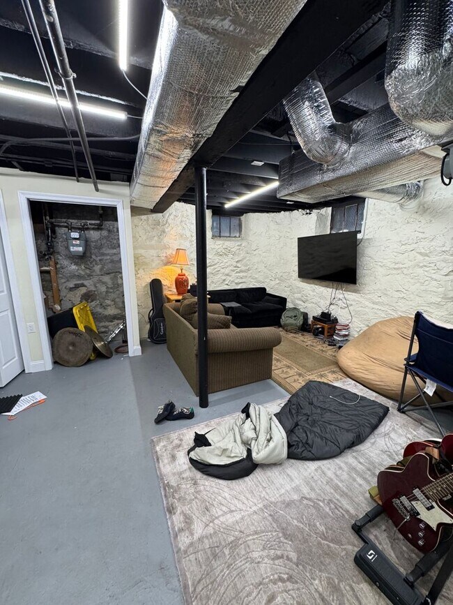 Building Photo - Townhouse perfect for "Socially Inclined" Students.  Get $1,000 upon closing!   TV's & mini-fridg...