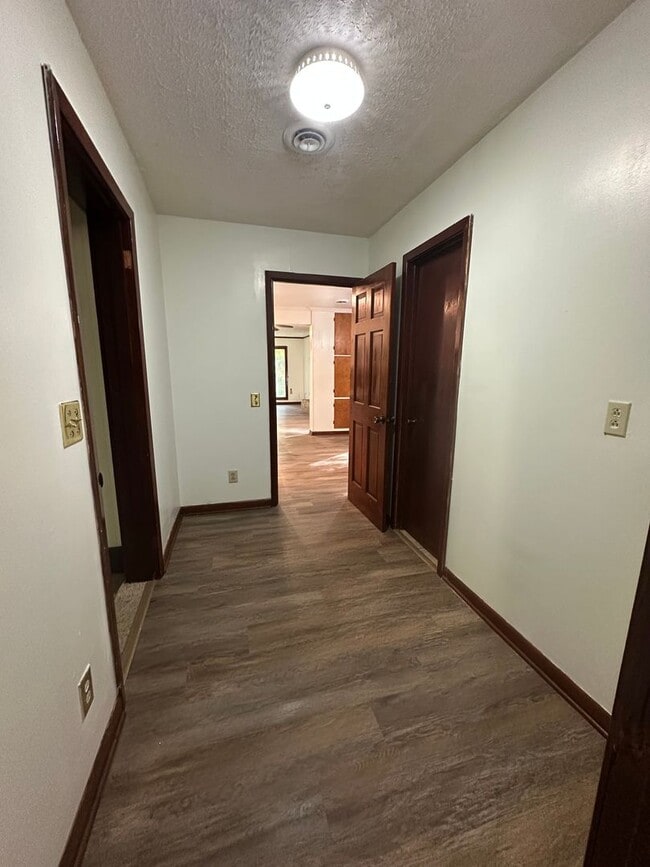 Building Photo - 6 BR 3 BA House in Colonial Hill Community