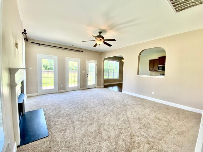 Building Photo - Huge 6 Bedroom Home In The Bluffs On The New River