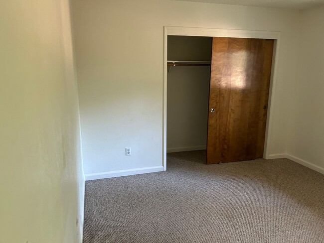 Building Photo - Kingsbury Greens HOA 2 bedroom 1 1/2 bath in Alta Sierra