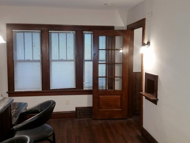 Living Rm - 936 Drake St