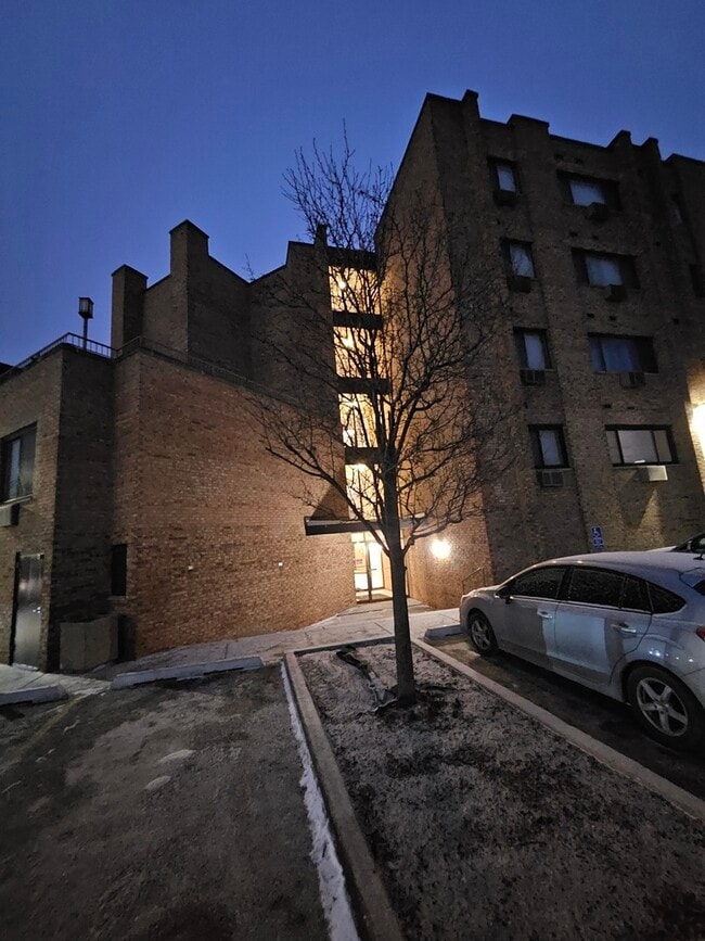 Building Photo - 5358 N Cumberland Ave