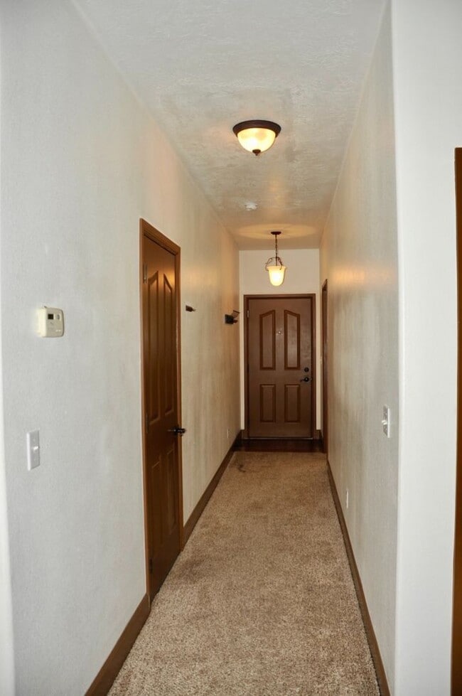 Building Photo - 3 bed 2.5 bath Townhome with A/C & gas fireplace