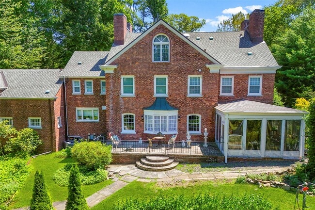 Building Photo - 400 Beechmont Dr