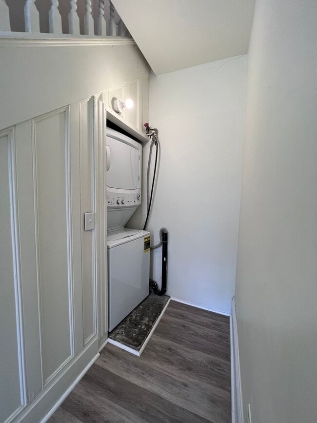 Building Photo - 427 St Joseph St