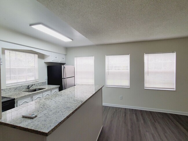 Building Photo - Updated One Bedroom, One Bath Apartment - ...