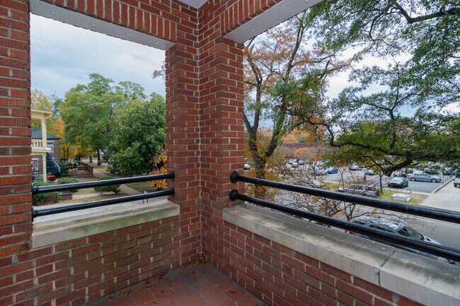 Building Photo - The Senate Club - 2 bedroom/2 bath **** MO...