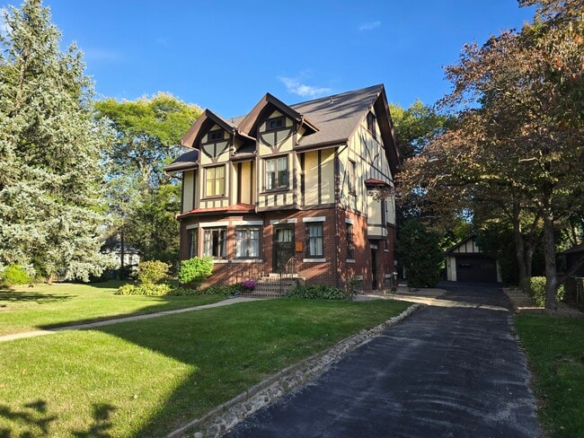 Building Photo - 1004 Weller Ave