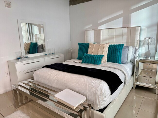 Building Photo - 139 NE 32nd St