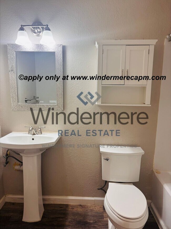 Building Photo - Modern Living at Tanglewood-Stylish First-Floor Condo!