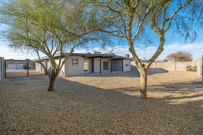 Building Photo - Stunning 3-Bedroom Home in Prime Glendale Location