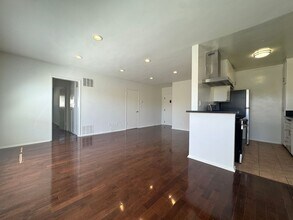 Building Photo - Spacious Top Floor 1 Bedroom in West Hollywood!