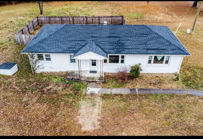 Building Photo - Beautiful 3 bedroom 2 bath country living ...