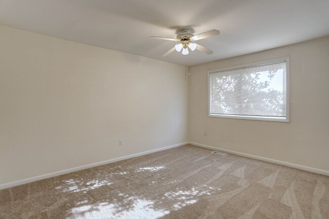 Building Photo - 3BD, 1.5BA - Beautifully Remodeled Townhome in Columbia